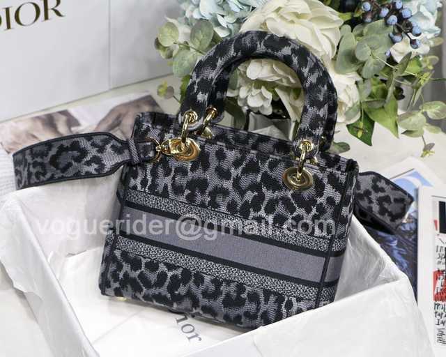 M8002 Embroidery 24