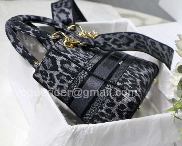 M8002 Embroidery 24