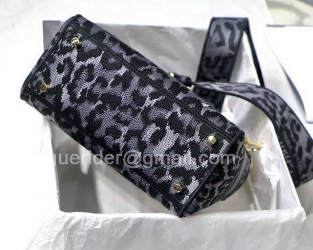 M8002 Embroidery 24