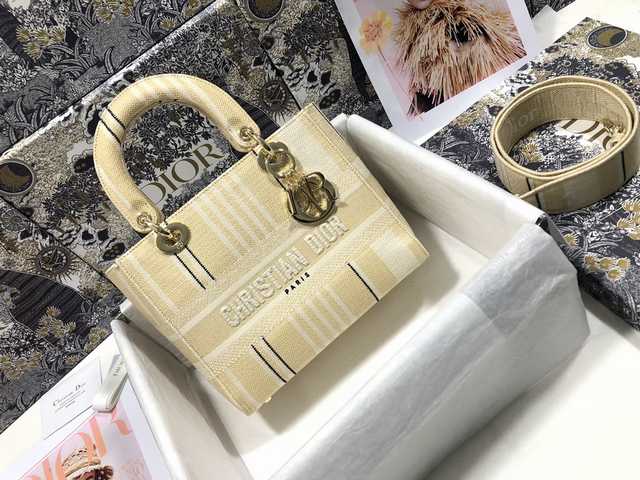 M0565 Embroidery 24