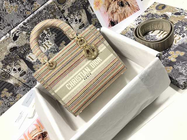 M0565 Embroidery 24