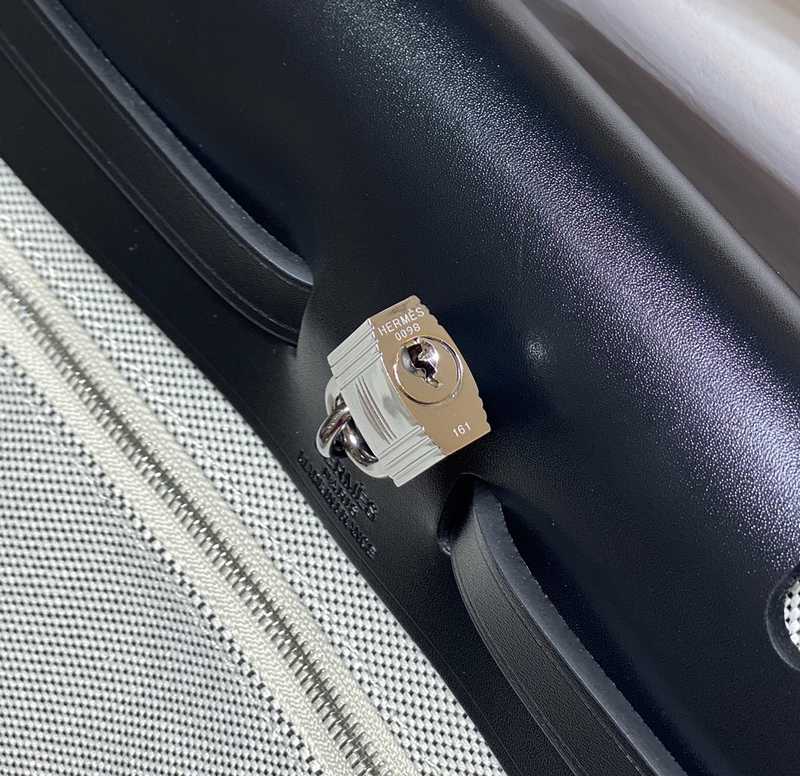 Herbag Zip 31 Interior Stitches