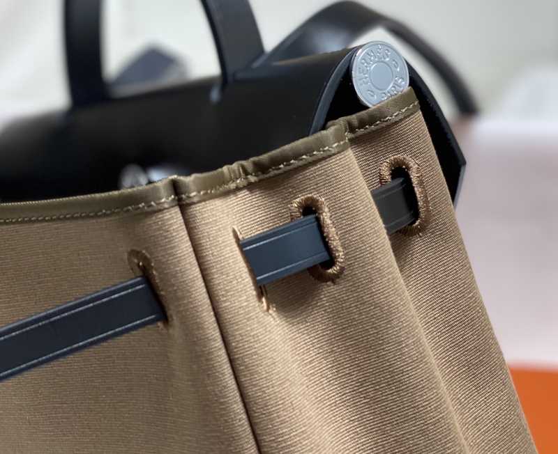 Herbag Zip 31 Interior Stitches