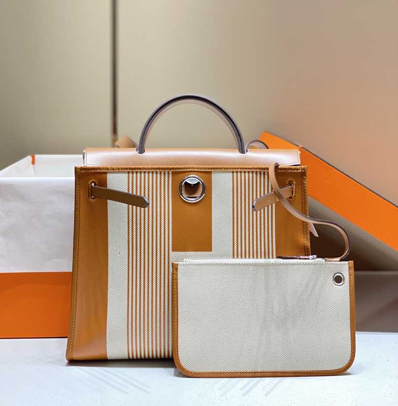 Herbag Zip 31 Exterior Stitches