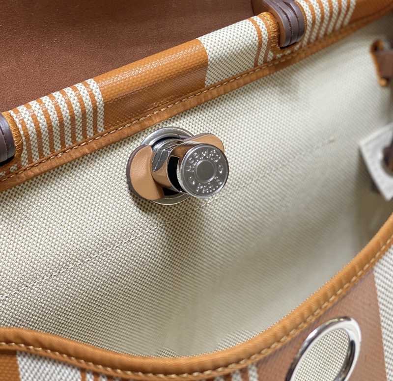 Herbag Zip 31 Exterior Stitches