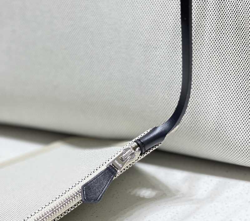 Herbag Zip 31 Exterior Stitches Herbag Zip 31 Exterior Stitches