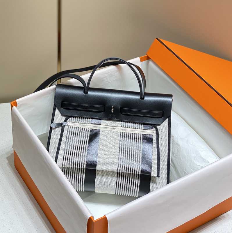 Herbag Zip 31 Exterior Stitches