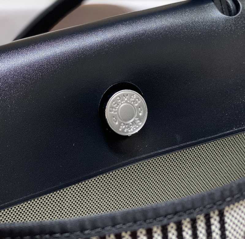 Herbag Zip 31 Exterior Stitches