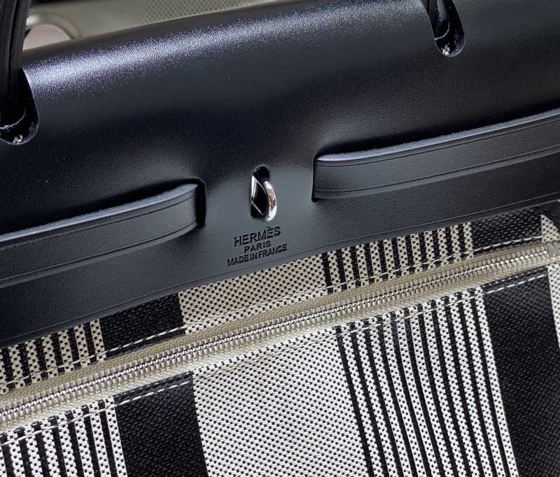 Herbag Zip 31 Exterior Stitches