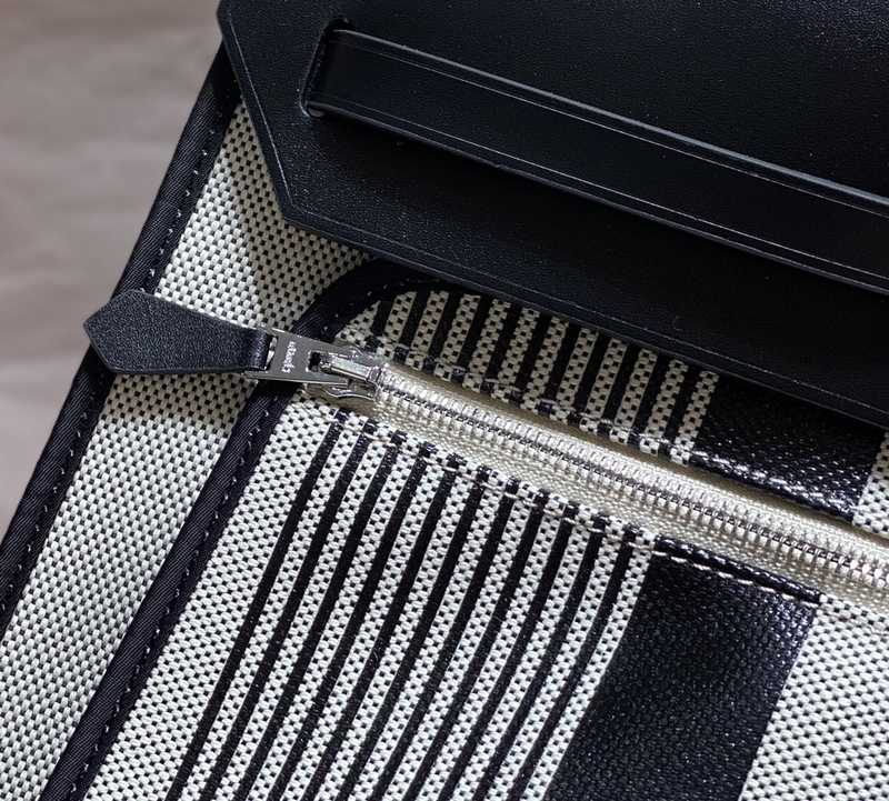 Herbag Zip 31 Exterior Stitches