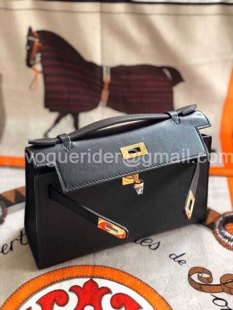 Mini Pochette Swift 22