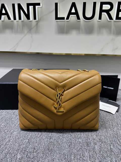 392277 LouLou 25