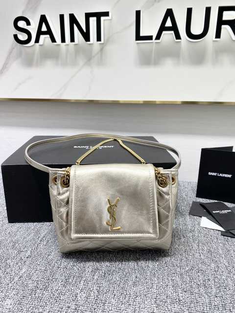 672738 Nolita 18