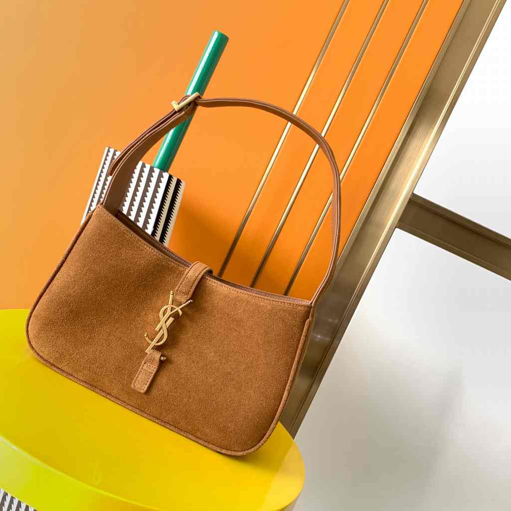 657228 LE 5 À 7 Hobo 23 Nubuck