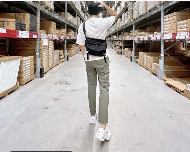2VH994 Prada 27
