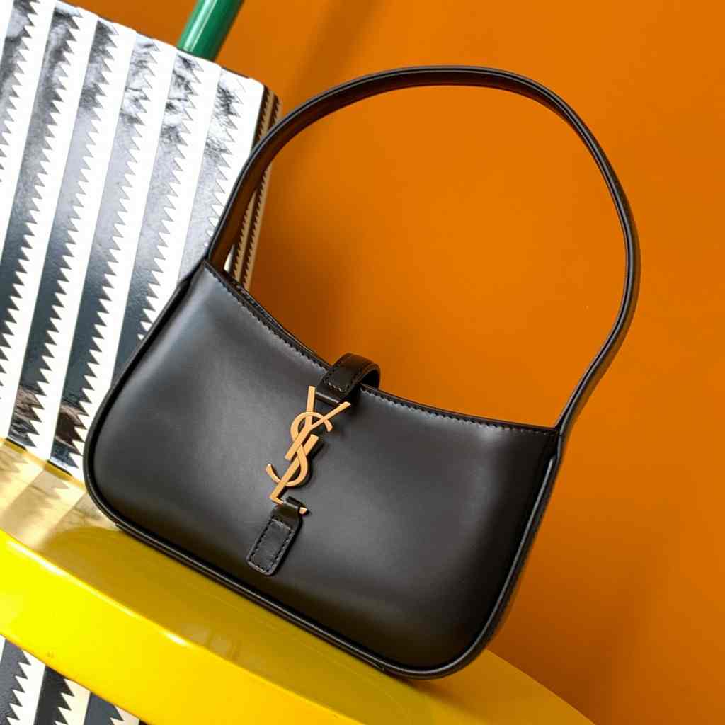 710318 LE 5 À 7 Hobo Mini 19