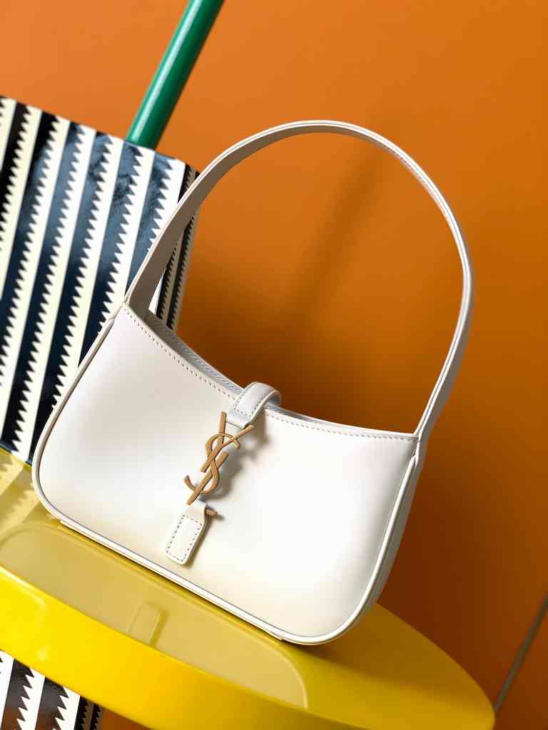 710318 LE 5 À 7 Hobo Mini 19