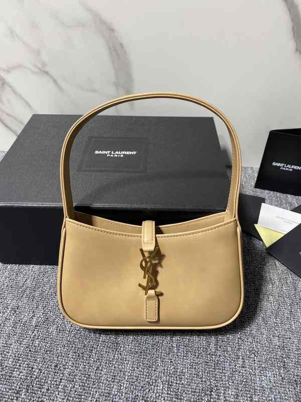 710318 LE 5 À 7 Hobo Mini 19