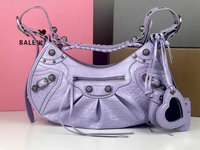 BA701 Le Cagole 33 Alligator texture