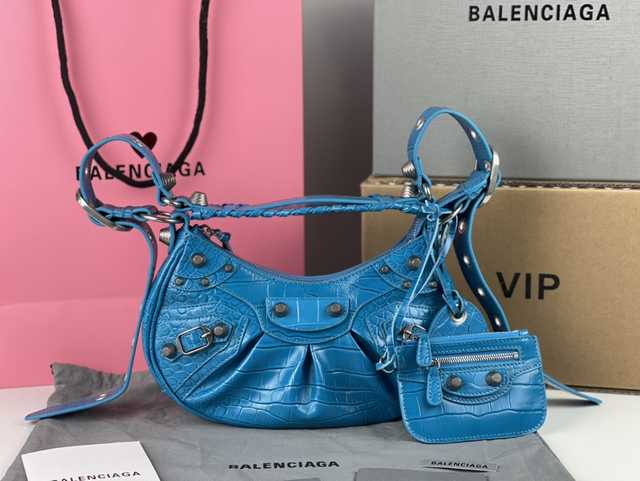 BA701 Le Cagole 26 Alligator texture