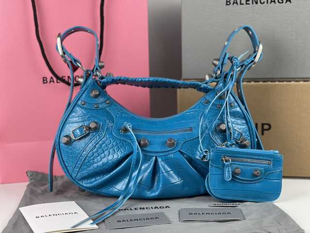 BA701 Le Cagole 33 Alligator texture