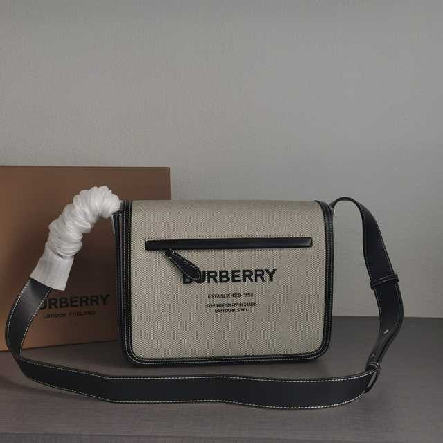 Burberry Horseferry Messenger 28