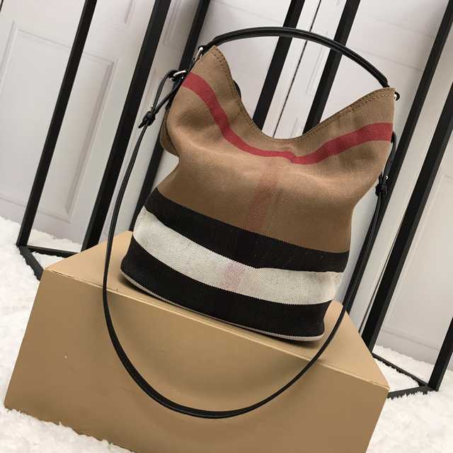 39457261 Burberry Ashby 34