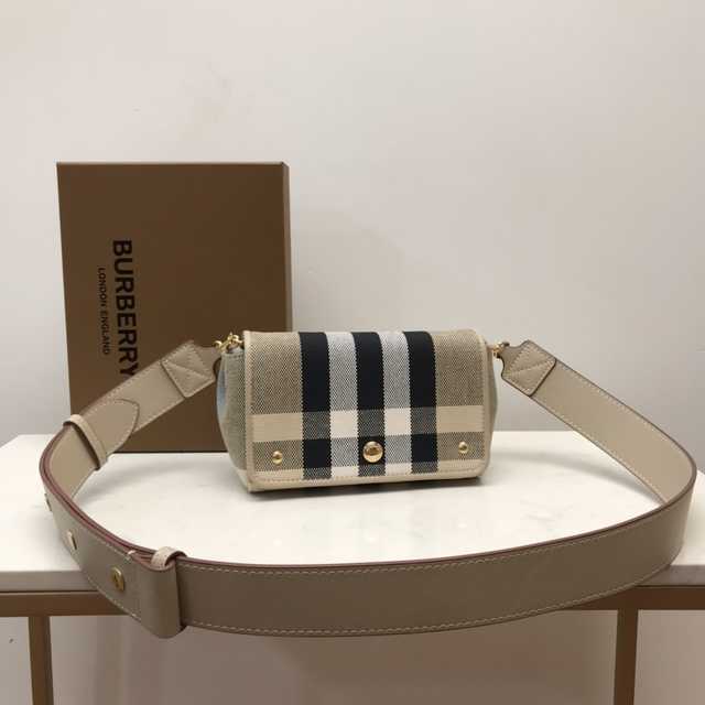 80266081 Burberry 18