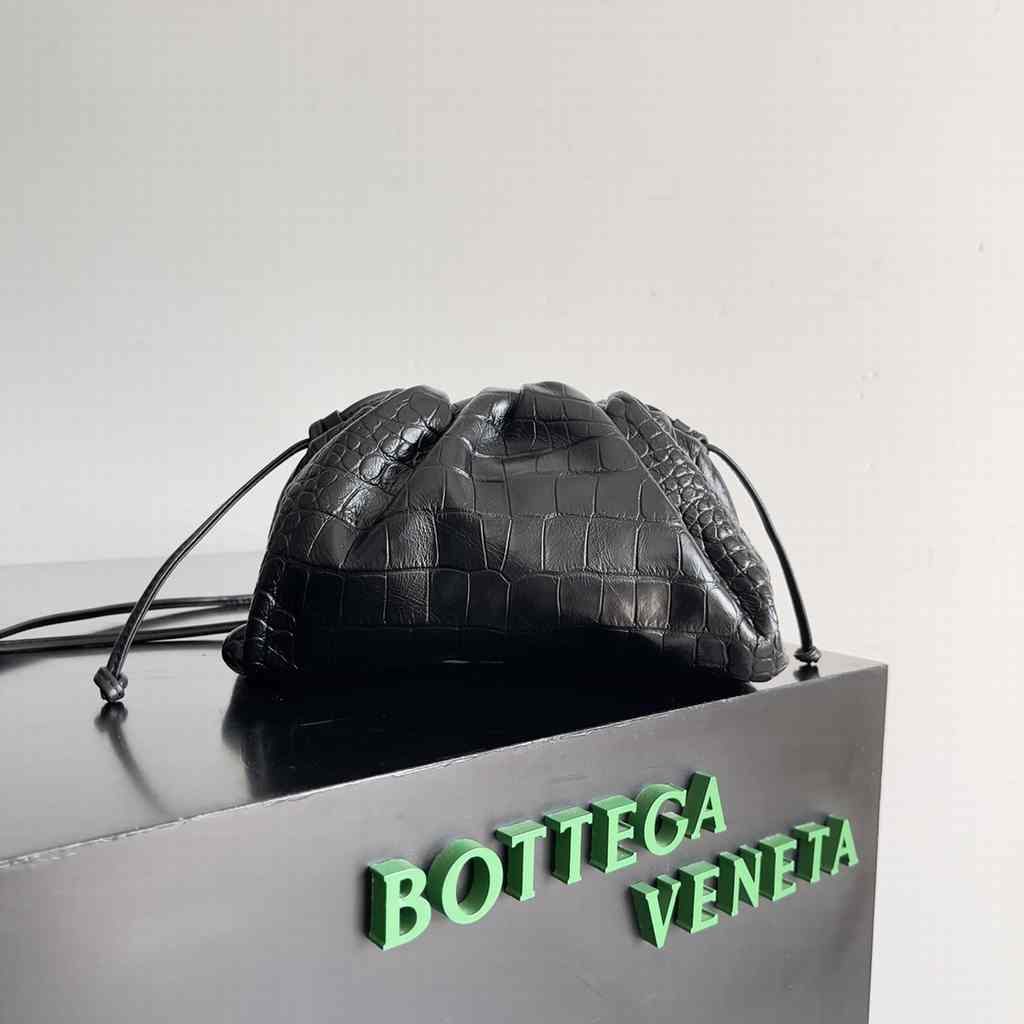585852 Pouch 23 Crocodile texture
