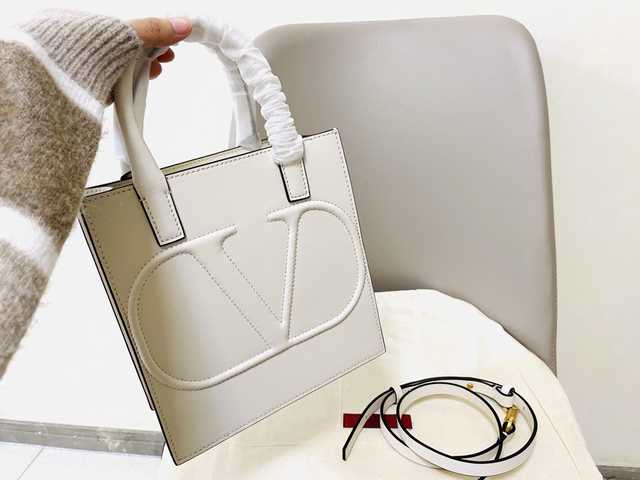 Garavani VLogo 1053 21