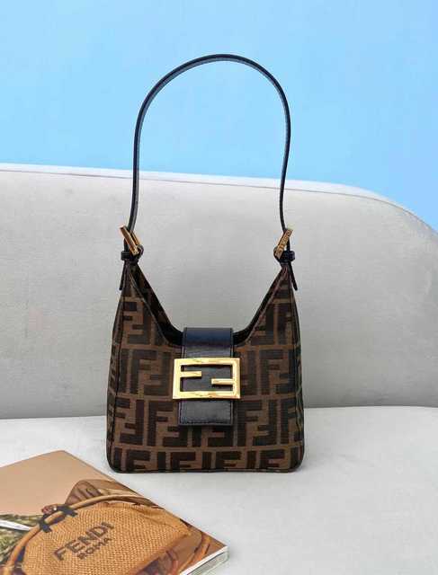8317F Fendi 18
