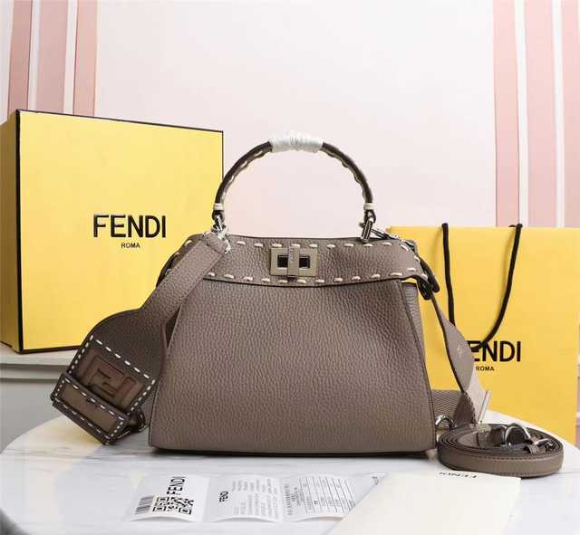 8BN244 Fendi 23