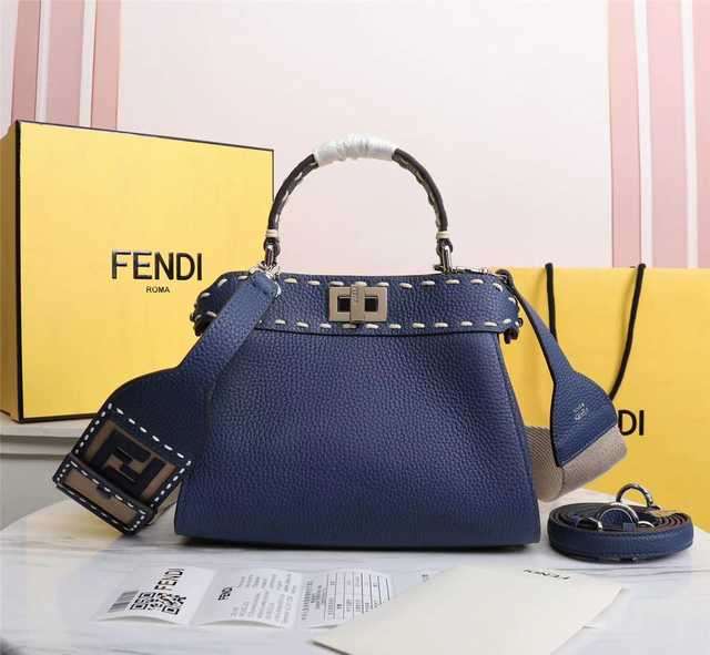 8BN244 Fendi 23