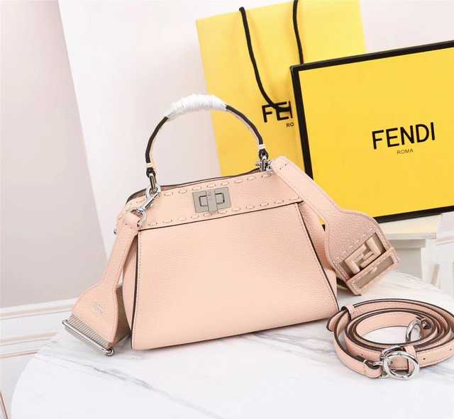 8BN244 Fendi 23