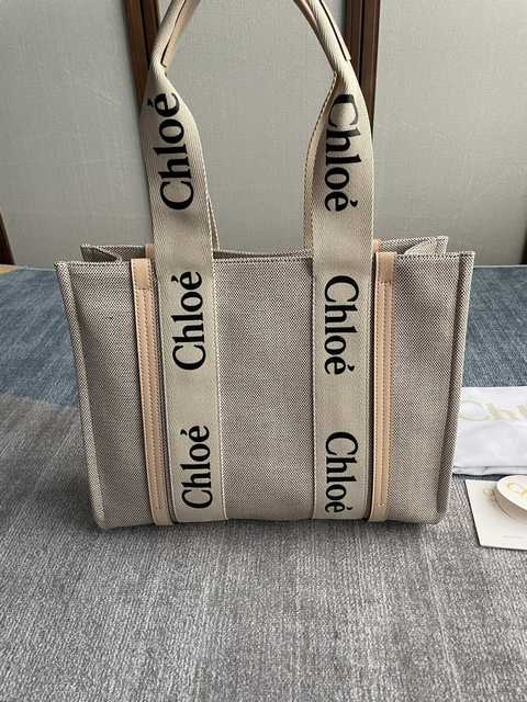6043 Woody Tote Bag 37
