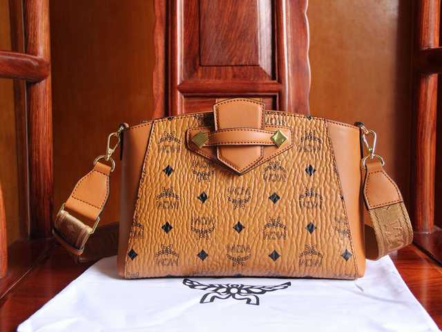 MCM Essential 26