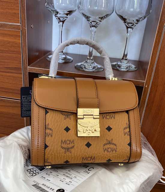MCM Top Handle 18