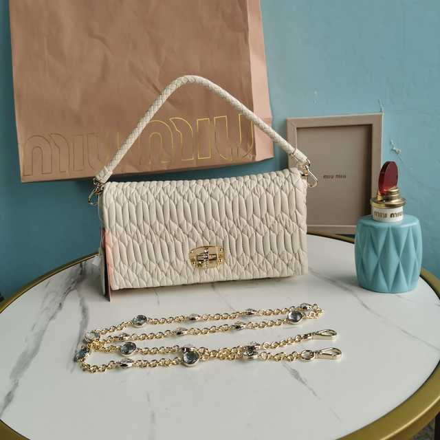 5BD417 MiuMiu 23 gold