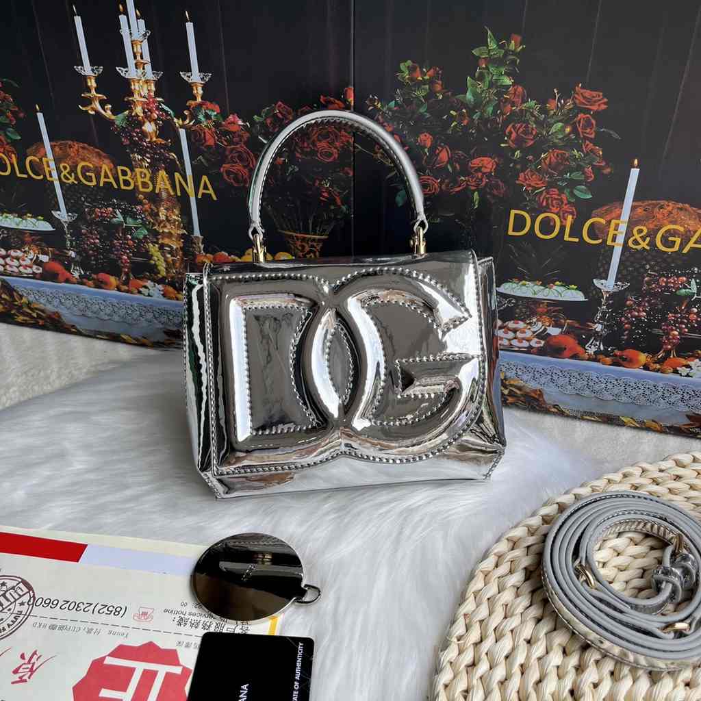9112 Dolce & Gabbana 17 Patent Leather