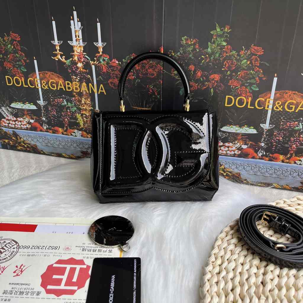 9112 Dolce & Gabbana 17 Patent Leather