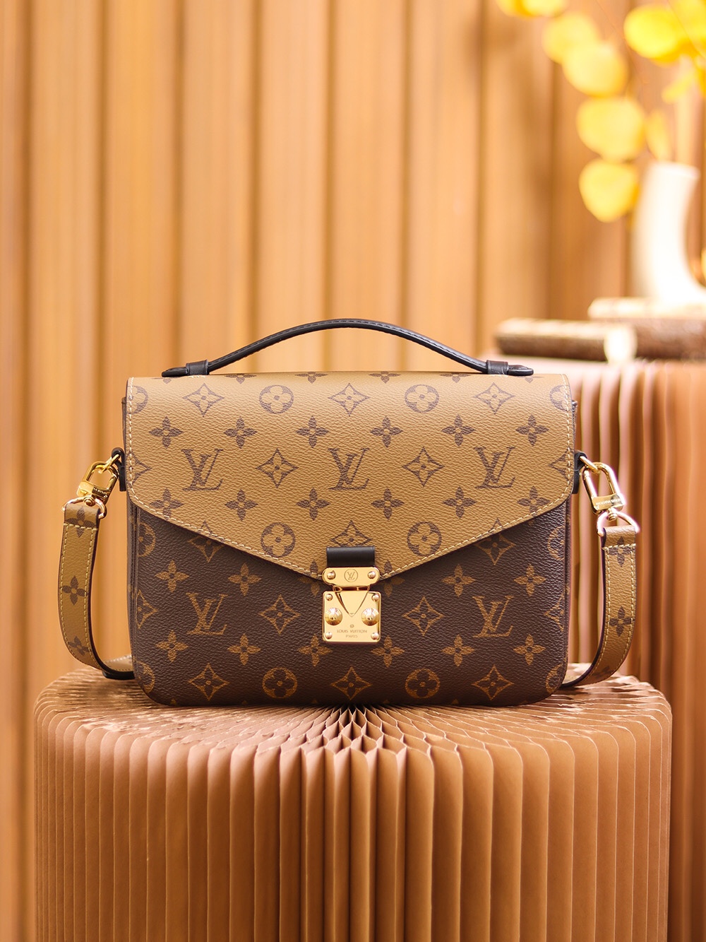 Boutique Quality Louis Vuitton Pochette Metis M44876 25