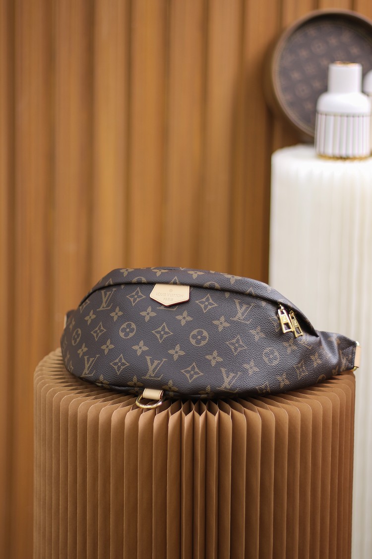 Boutique Quality Louis Vuitton Bumbag M43644