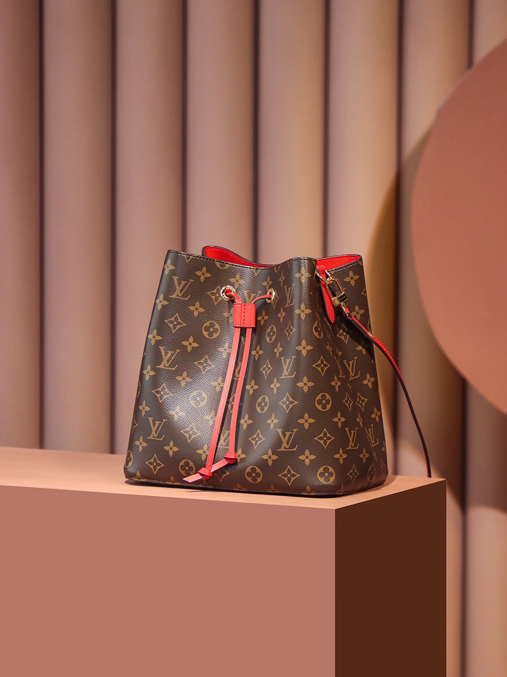 Boutique Quality Louis Vuitton Neonoe M44021 26