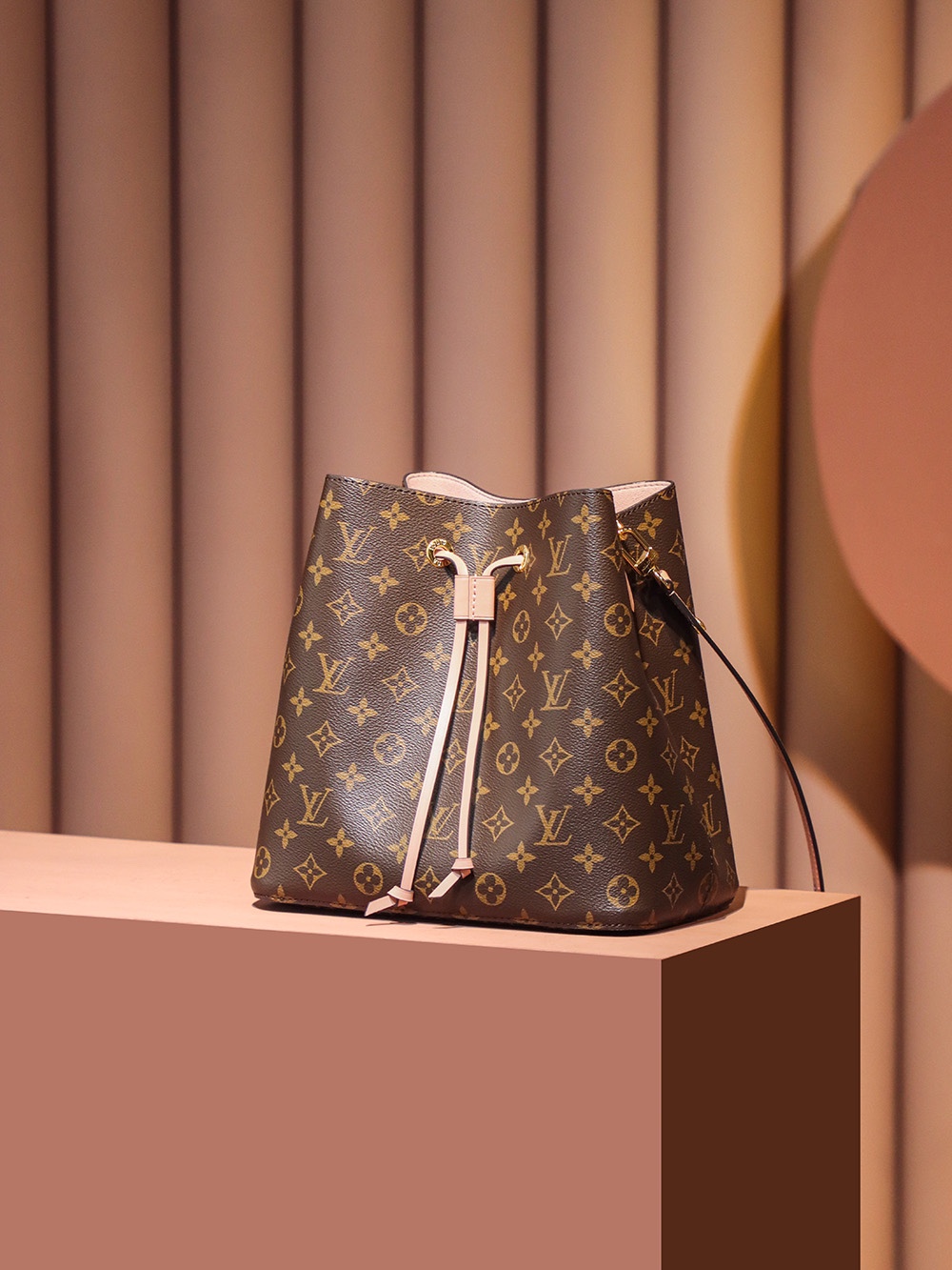 Boutique Quality Louis Vuitton Neonoe M44022 26
