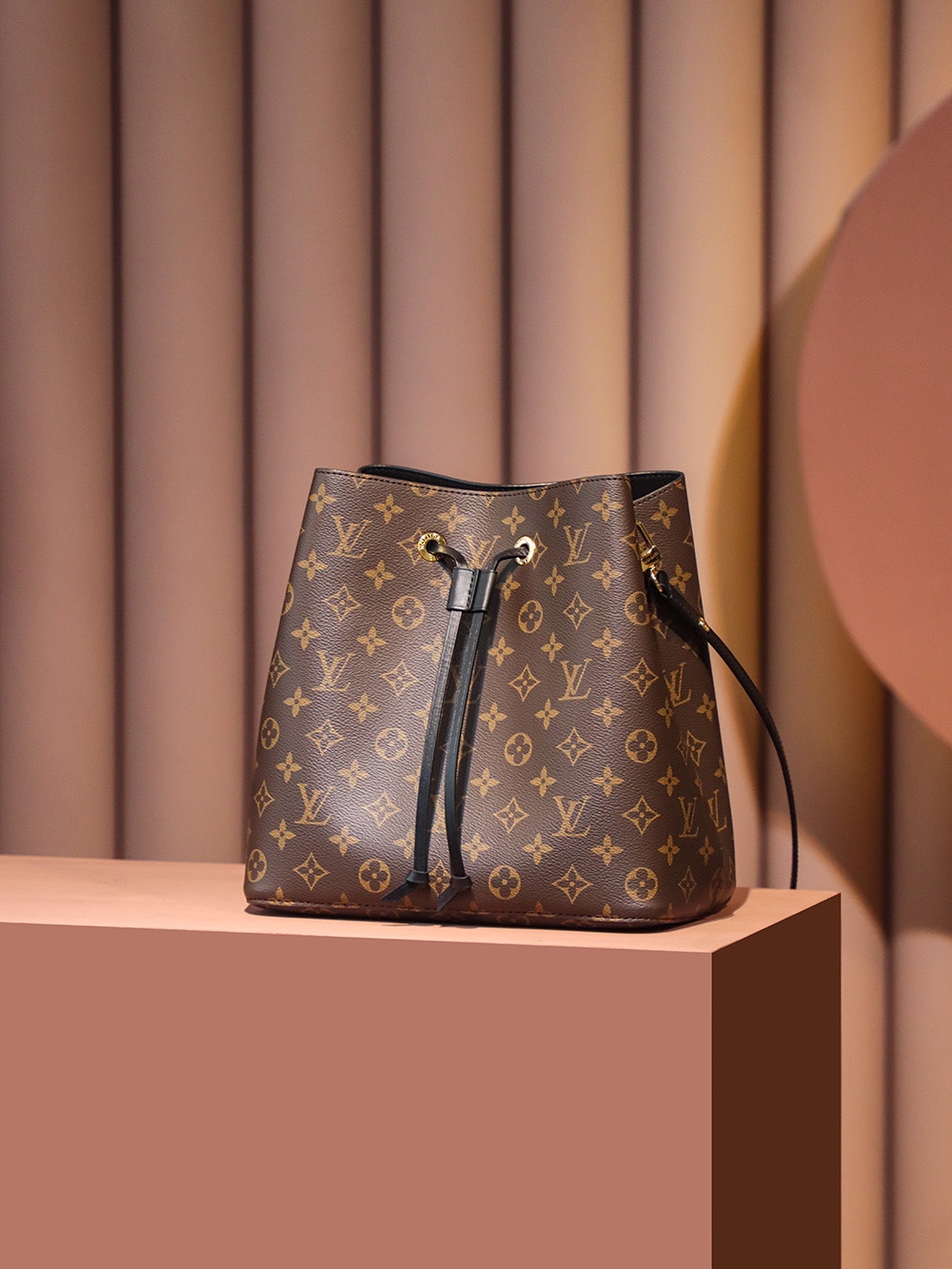 Boutique Quality Louis Vuitton Neonoe M44020 26