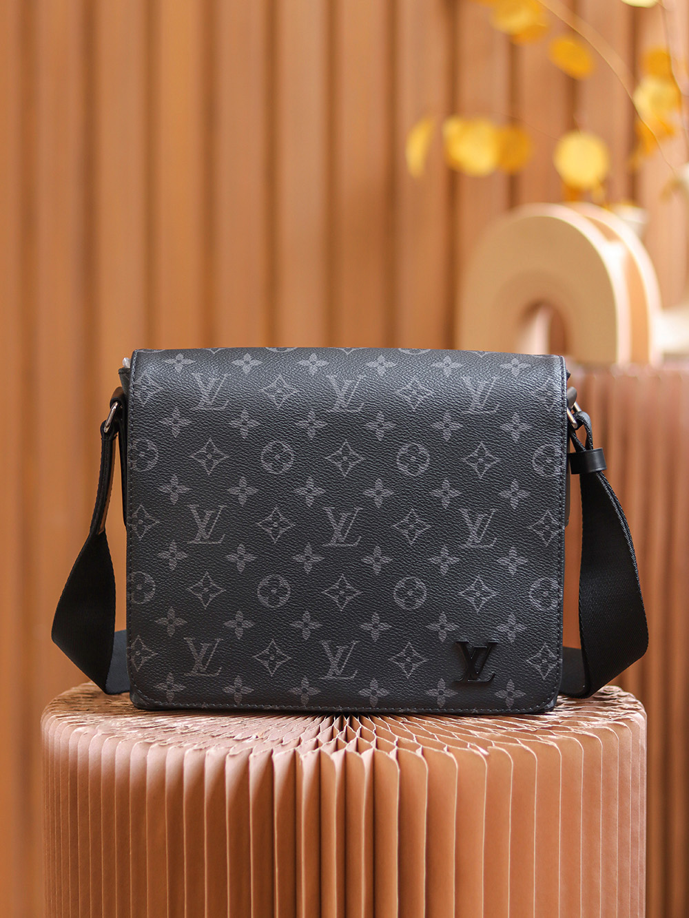 Boutique Quality Louis Vuitton District M44000 25