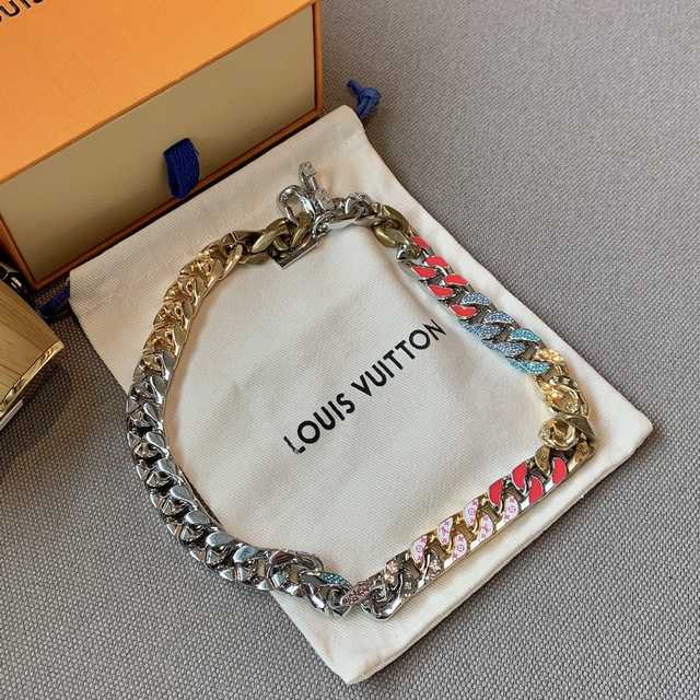 CB10063 LV Necklace