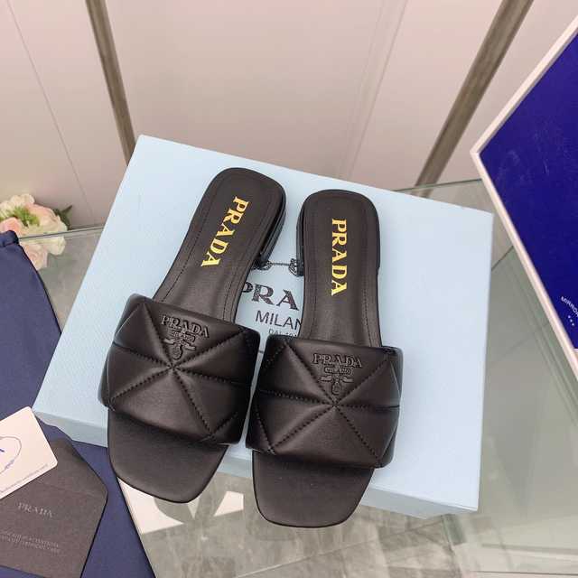 Prada 2022ss sheep