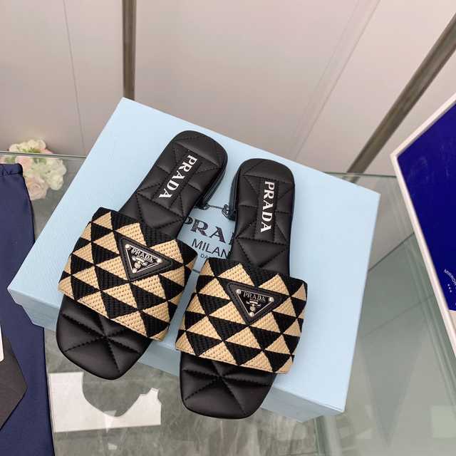 Prada 2022ss sheep