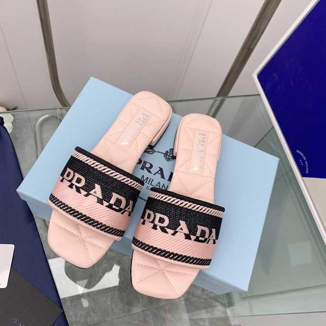 Prada 2022ss sheep
